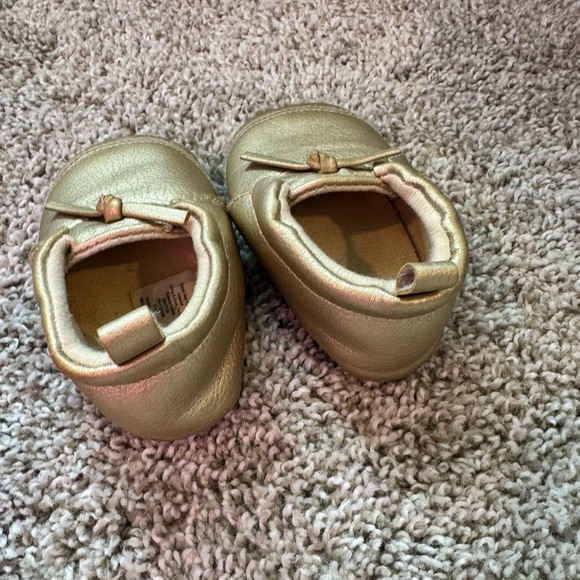 Baby Moccasins slip on shoes Gold Moccasins Metalic slippers size 9-12 months - Picture 5 of 6